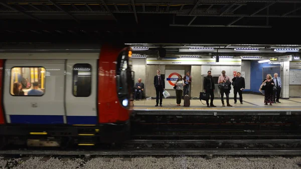 Люди ездят на метро — стоковое фото