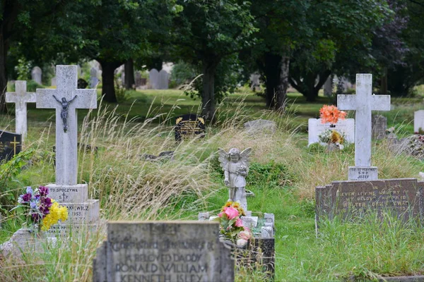 Grafstenen en christelijke kruizen — Stockfoto