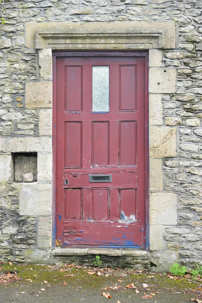 Casa e porta da frente vermelha — Fotografia de Stock