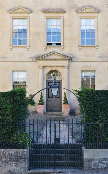 Вход в красивый дом
