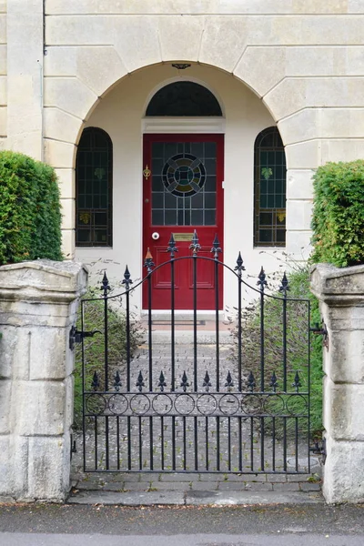Casa e porta d'ingresso rossa — Foto Stock