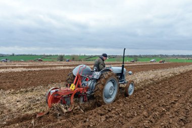 Plough çekerek traktör çiftçi