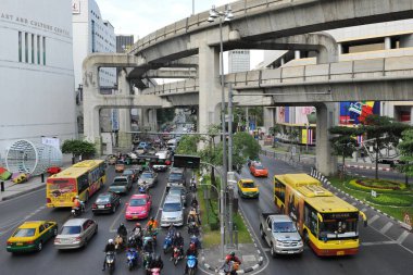 Gündüz otomobil, Bisiklet ve otobüsler ile etkin trafikte görünümünü