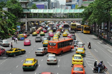 Gündüz otomobil, Bisiklet ve otobüsler ile etkin trafikte görünümünü