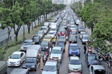 Bangkok, Tayland - 9 Mayıs 2012: yoğun şehir merkezi yolda saatinde yavaşça Rating. 