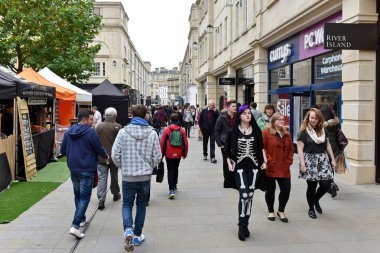 Görünümü çok ırklı insan gündüz şehirde yürüyüş