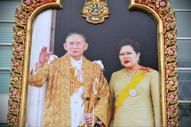 Bangkok, Tayland - 2 Aralık 2012: Tay Kral ve Kraliçe büyük portresi dükkanı açık şehir merkezinde donatır