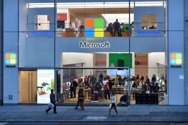 Microsoft Office yakınındaki şehrin modern ilçe yürüyen insan görünümü
