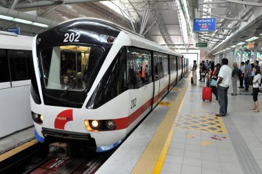 Bangkok, Tayland - 14 Mart 2014: Bts Skytrain bekleyen yolcular ile.