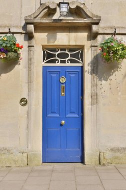Zarif ev kapı parlak mavi renk ve çiçek