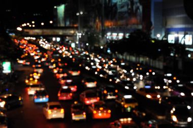 Arabalar işlek cadde tarafından gece hareketli görünümü