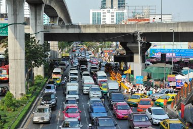 Bangkok, Tayland - 25 Ocak 2013: yoğun şehir yolda saatinde yavaşça Gridlocked Rating