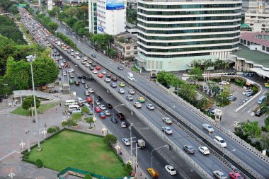 Bangkok, Tayland - 11 Mayıs 2012: yoğun şehir merkezi yol ve köprü geçen trafik. 
