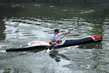 Bradford on Avon, İngiltere - 21 Nisan 2010: River Avon kürek çekmeye kanocu