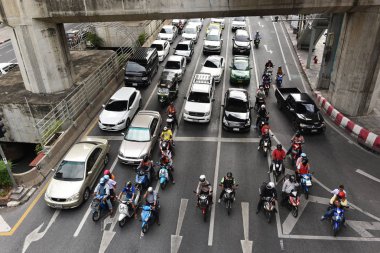 İnsanların sürüş farklı otomobil ve bisiklet gündüz Caddesi boyunca görünümü