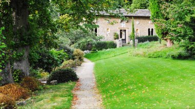Yeşil otlar ve ağaçlar rahat evine giden boş yol