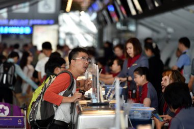 Bangkok, Tayland - 12 Temmuz 2016: yan görünüm hava gezginler check-in için uçuşlar gidiş salonu Suvarnabhumi Havaalanı.