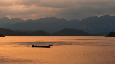 Gün batımında denizde yalnız yelkenli