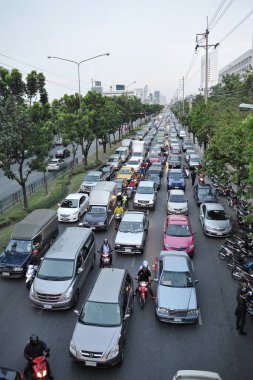 Bangkok, Tayland - 9 Mayıs 2012: yoğun şehir merkezi yolda saatinde yavaşça Rating. 