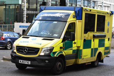 Salisbury, İngiltere - 6 Mart 2018: street tarafından hareket ambulans araba