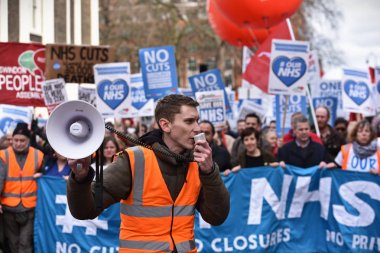 Londra, İngiltere - 4 Şubat 2017: Nhs destek gösteri sırasında Londra yürüyen protestocular