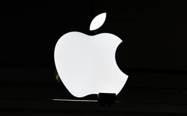 Londra, İngiltere - 10 Nisan 2012: parlak beyaz logo Apple gece