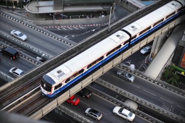 Bangkok, Tayland - 11 Mayıs 2012: Bts Skytrain şehir merkezi üzerinden yükseltilmiş parça üzerinde çalışan, havadan görünümü.