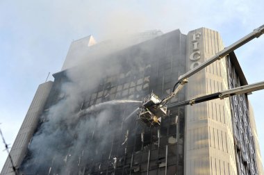 Bangkok, Tayland - 3 Mart 2012: itfaiyeciler alevleri Asoke Road Fico binasında söndürmek