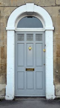 Gri renkli ev kapı ile beyaz bir çerçeve