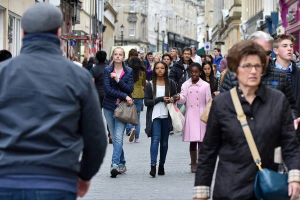 Blick Auf Multiethnische Menschen Die Tagsüber Der Stadt Spazieren — Stockfoto