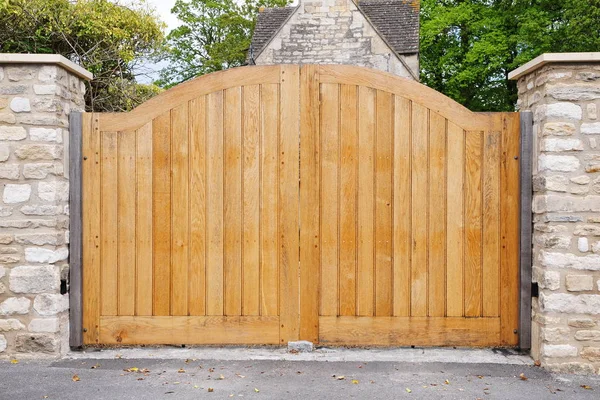 View Wooden Gates Stone Wall House Trees — Stock Photo, Image