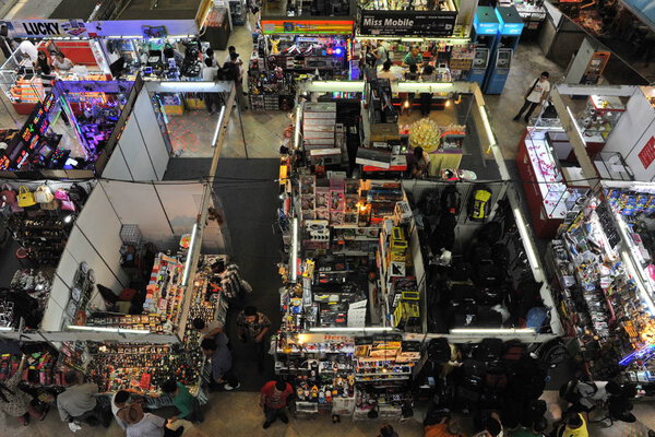 Бангкок, Таиланд - 7 марта 2013 года: Шеннон посещает Пантипскую площадь
