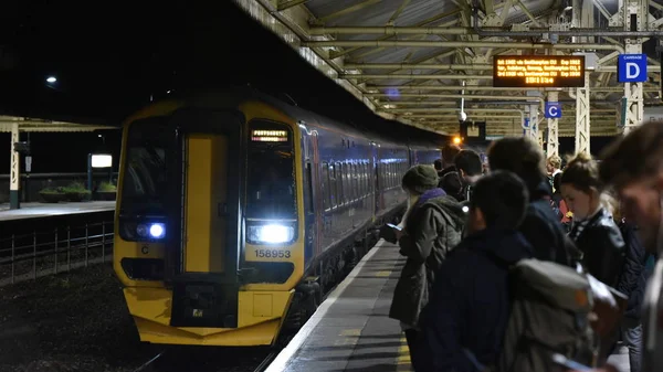 バース イギリス 2015 鉄道旅行者バース スパ駅で列車を待っています — ストック写真