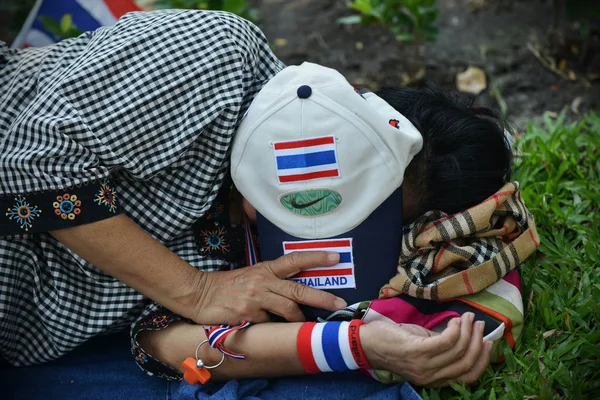 Bangkok Marzo Manifestantes Nacionalistas Contra Gobierno Duermen Cubren Cabeza Con —  Fotos de Stock