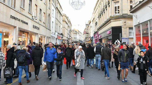 Blick Auf Große Menschenmenge Die Durch Die Straße Läuft — Stockfoto