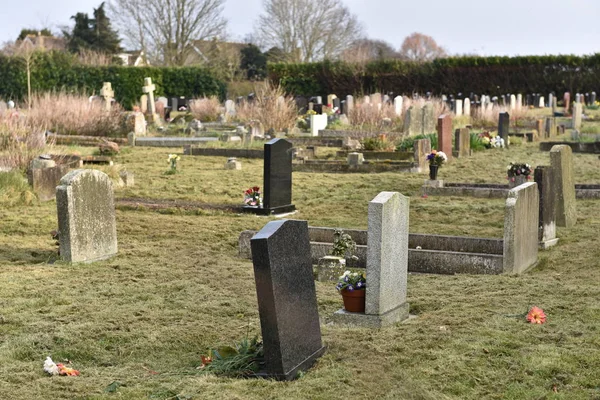 Vista Del Cementerio Ordenado Con Tumbas Antiguas — Foto de Stock