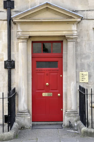 Porta Casa Colorata Rossa Con Recinzione Nera — Foto Stock