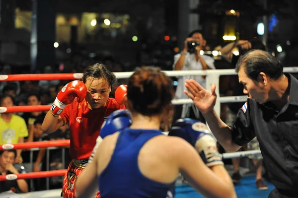 Bangkok Thailand Januari 2013 Unidentified Strijders Competiting Amateur Thaise Kickboksen — Stockfoto