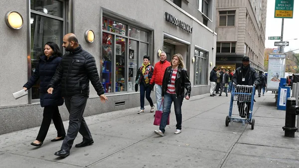 Pohled Multietnickou Nosí Kabáty Bundy Walking Street Denní — Stock fotografie