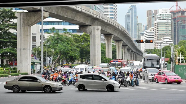 Vista Pessoas Dirigindo Carros Bicicletas Diferentes Longo Rua Durante Dia — Fotografia de Stock