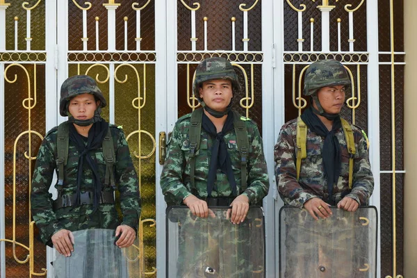 Tiga Tentara Berdiri Dekat Pagar Logam — Stok Foto