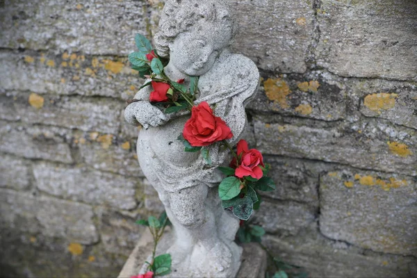 Oude Stenen Standbeeld Van Kleine Engel Met Viool Rode Rozen — Stockfoto