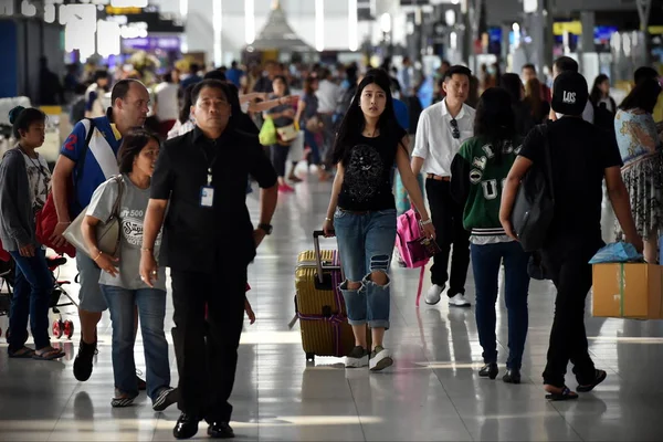 Bangkok Thailand July 2016 Air Travellers Walking Departures Hall Suvarnabhumi — Stock Photo, Image