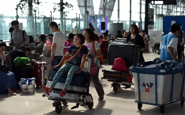 Бангкок Таиланд Июля 2016 Года Авиапутешественники Ищут Места Отдыха Аэропорту — стоковое фото