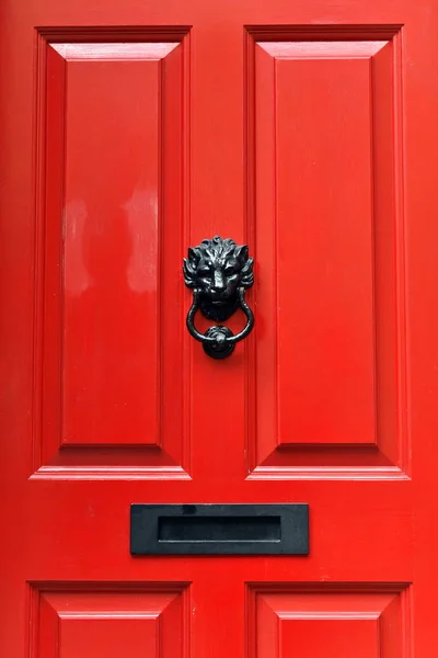 Крупный План Красной Деревянной Двери Дома Дверным Стуком — стоковое фото