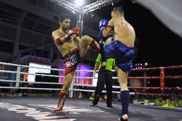 バンコク Nvember 2012 勇敢な男性アマチュア タイのキック ボクシングの戦い — ストック写真