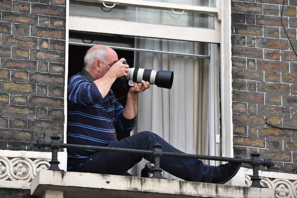 Londres Reino Unido Marzo 2017 Fotógrafo Sentado Ventana Mientras Los — Foto de Stock