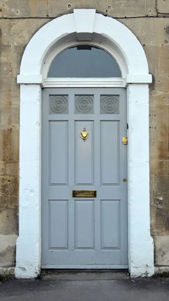 Szary Kolor Drzwi Domu Białą Ramkę — Zdjęcie stockowe