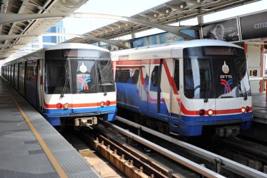 Bangkok, Tayland - 14 Mart 2014: Bts Skytrain bekleyen yolcular ile.