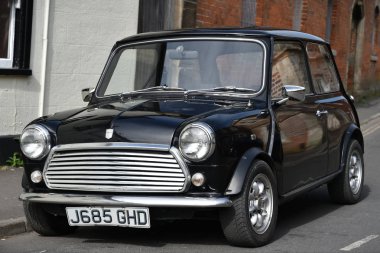 Westbury, İngiltere - 19 Nisan 2017: Austin Cooper Mini oturur vintage sokağa park etti. Mini araba aslında Bmc ve daha sonra Bmw tarafından üretilen bir benzersiz olarak İngiliz tasarım simgesidir.
